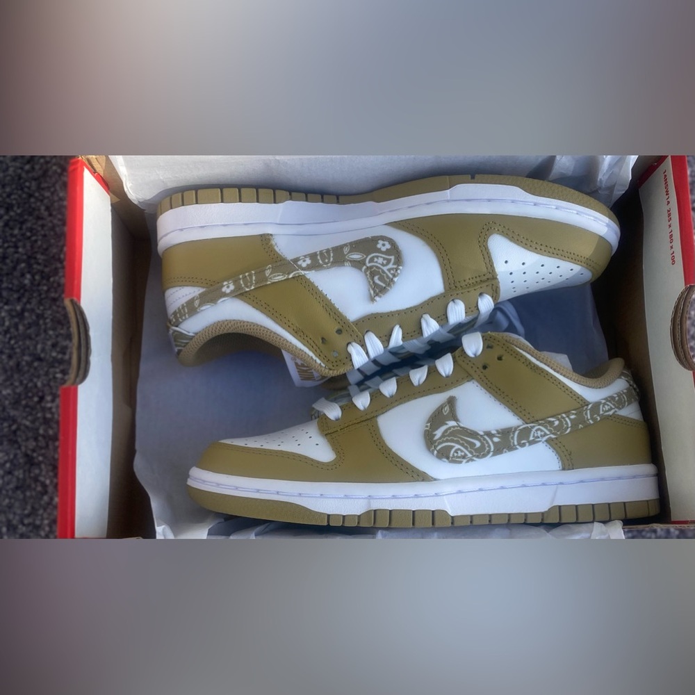 Women’s Size 5.5 Nike Dunk Low ESS Color White/Barley-White